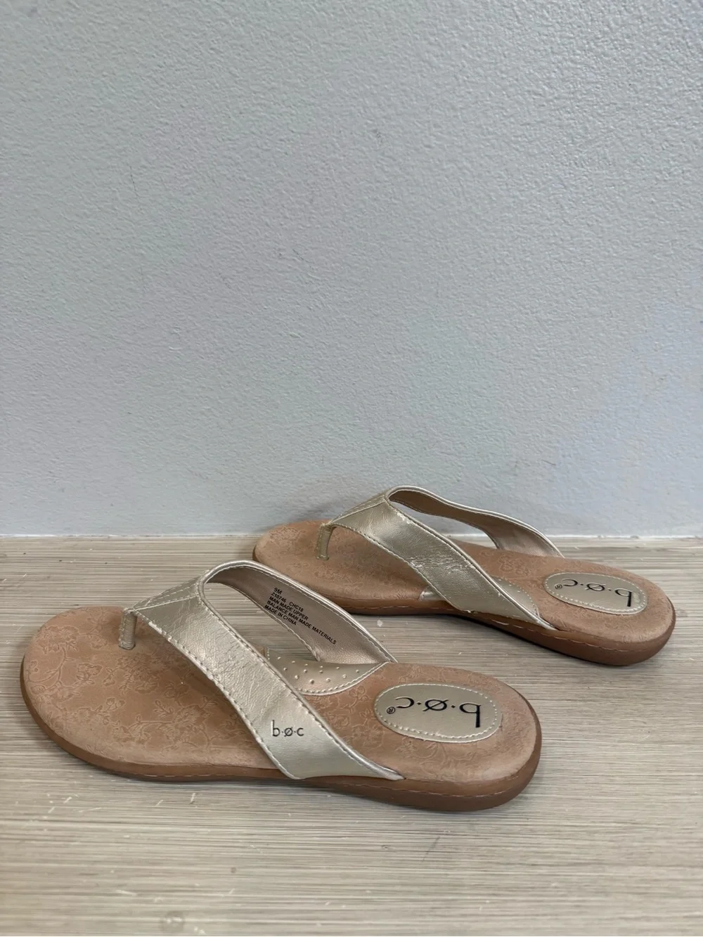 b.o.c. By born Women’s Metallic Gold Thong Sandals flip flops size 9
